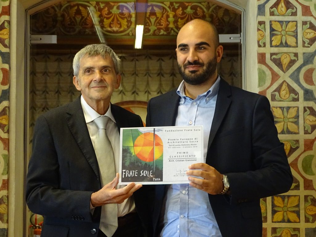 Luigi Leoni, Präsident der StiftungFrateSole, zeichnet arch. Cristian Giannone - Erster Preis