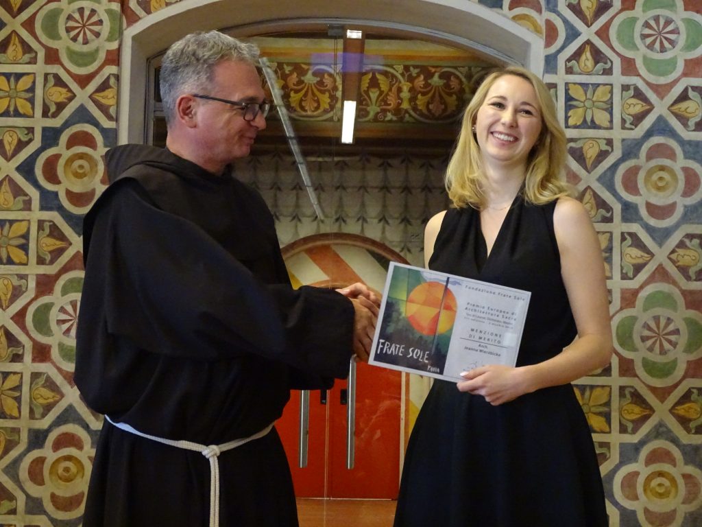 Pater Maggiorino Stoppa, Mitglied des Vorstands der Stiftung, FrateSoleüberreichte den Preis an Joanna Wierzbicka - MERITO MENTION